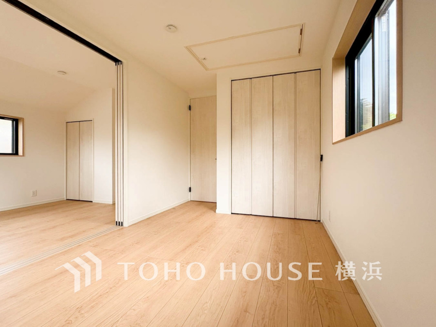 2階の広い洋室は、扉も収納も2つ設置されており、2部屋としてご使用頂ける間取り。お子様の成長や多様なライフスタイルに対応できる永く快適なお住まいに仕上げております。