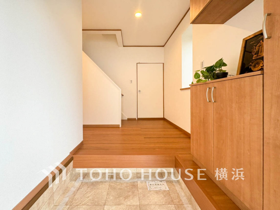 上質感漂う玄関と廊下。居住者の帰り、訪れる方を優しく迎える・安らぎに満ちた生活空間を予感させる。健やかな暮らしを楽しめそう