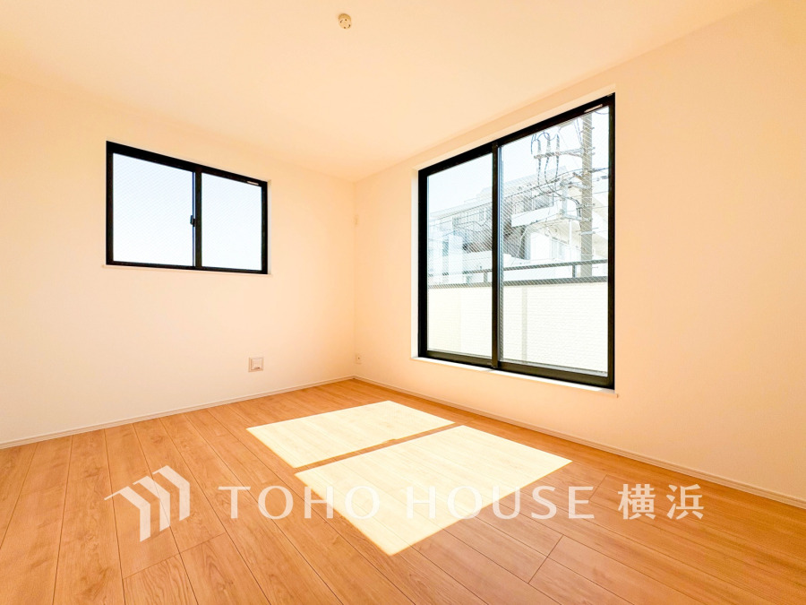 晴天の輝きと共に差し込む暖かな陽射しを愉しむことのできる空間。時には雨音が刻むリズムとハーモニーに耳を澄まし、煌く星空を眺める、そんな日常がここにあります。