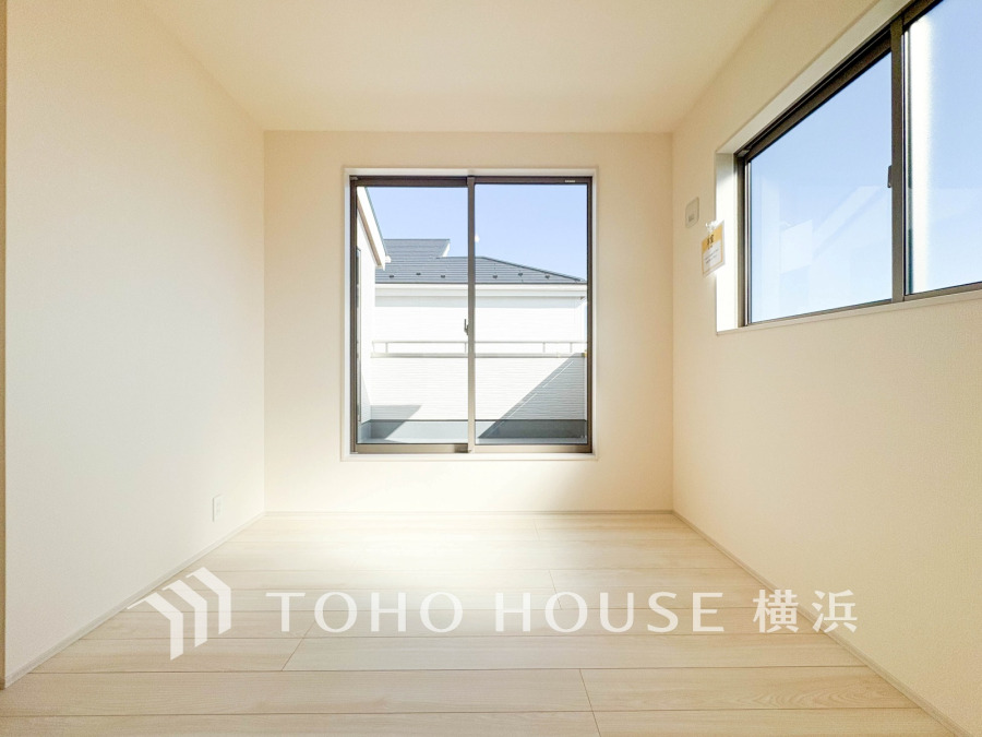 明るい自然光が差し込むシンプルで清潔感あふれる洋室。窓からの風通しも良好です。