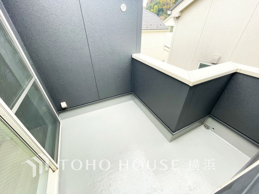 暮らしの中で光と風を演出してくれるバルコニー、見事なまでの開放的な空間を演出しながら、プライベート性も確保された空間は我が家の自慢。