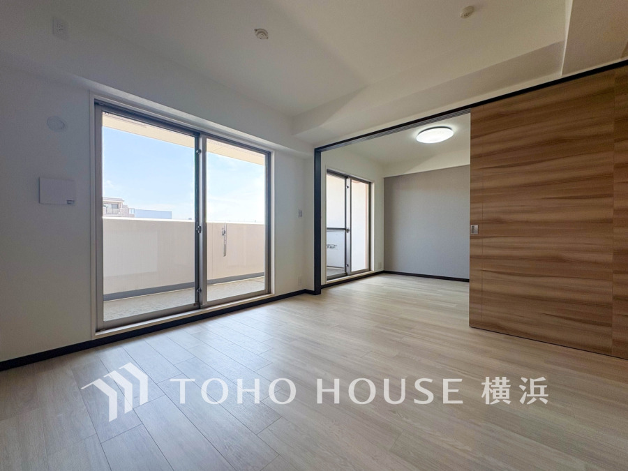 大きな窓からたっぷりと光が入る明るいLDK。落ち着いた雰囲気に包まれた空間です。
