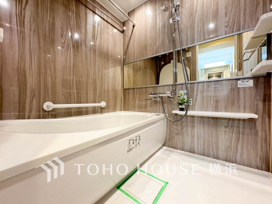 上質が感じられる質感とカラーリングで、清潔な空間美を実現。一日の疲れが癒される優雅なバスタイムを堪能できるゆとりあるバスルームです。