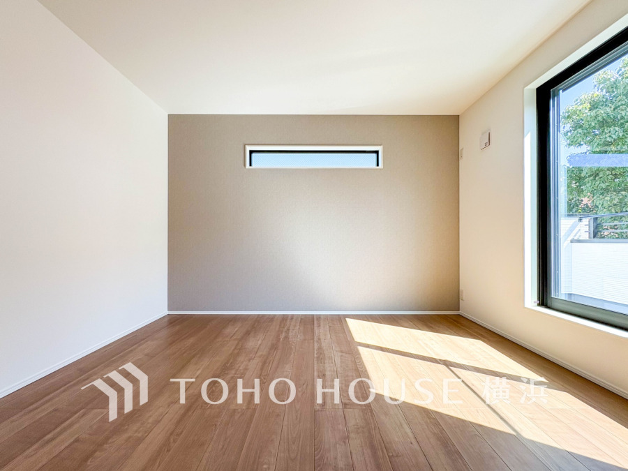 穏やかな風と陽光を導き、プライバシーに配慮された設計プランを採用し、居住性を一段と心地よいものにしています。明るく開放的な空間を演出しております。