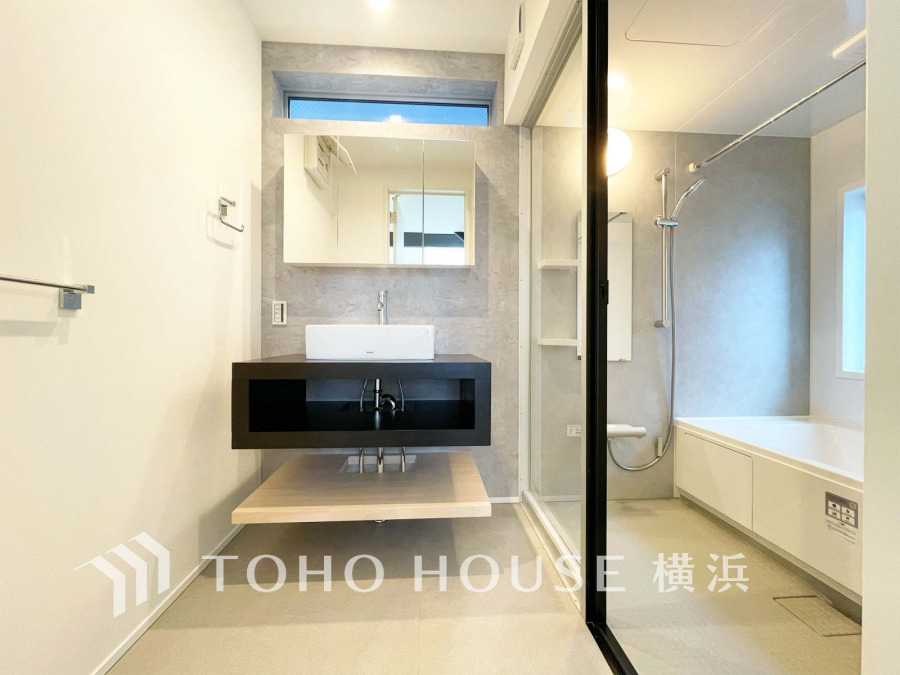 デザイン性の高さ、清潔感、色合い、使い勝手、ゆとり、様々な観点から丁寧に仕上げられたパウダールーム。健やかな毎日のため、上質な空間で一日の始まりと終わりを快適に。