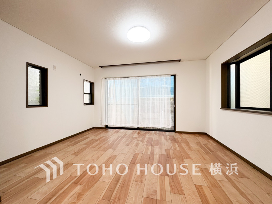 ここにはみんなが集い、食事と楽しい会話が始まる。話に夢中になりすぎて、ついつい時を忘れてしまう。そんな束の間の幸せを感じさせてくれる場所。