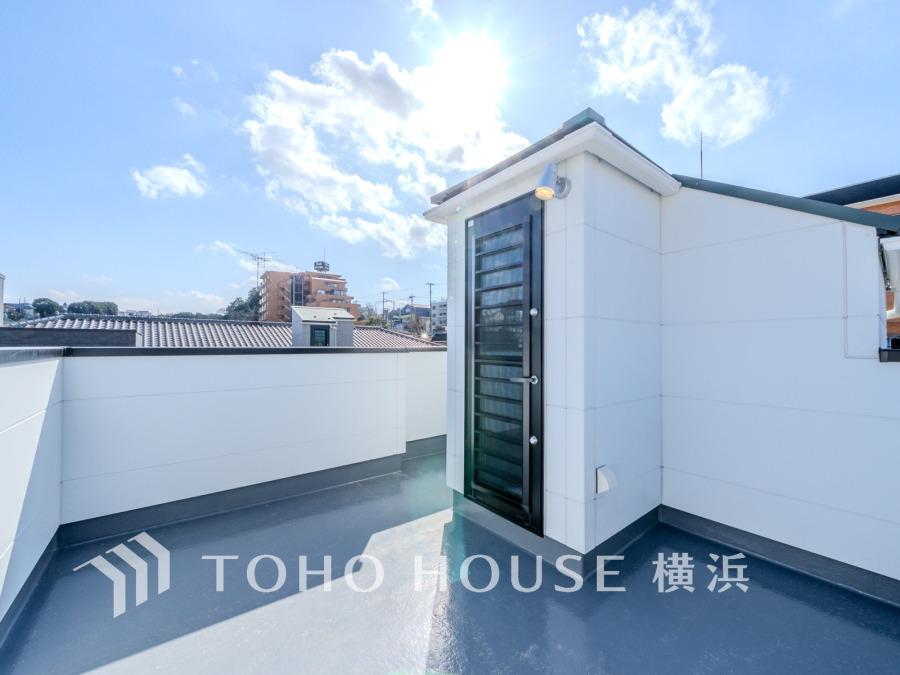 大空を感じてのびやかな時間を愉しめる、開放感溢れるルーフバルコニー。お天気の良い日には、アウトドアリビングとしてお使い頂くのも素敵です。