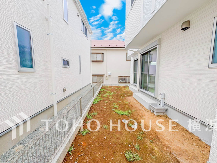 陽当たり良好なプライベートガーデンスペース。お子様の遊び場やガーデニングも楽しめるゆとりある空間です。