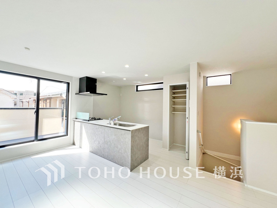 機能性とデザイン性を兼ね備えたシステムキッチン。リビングとの一体感も考慮され、美しい空間が実現。
