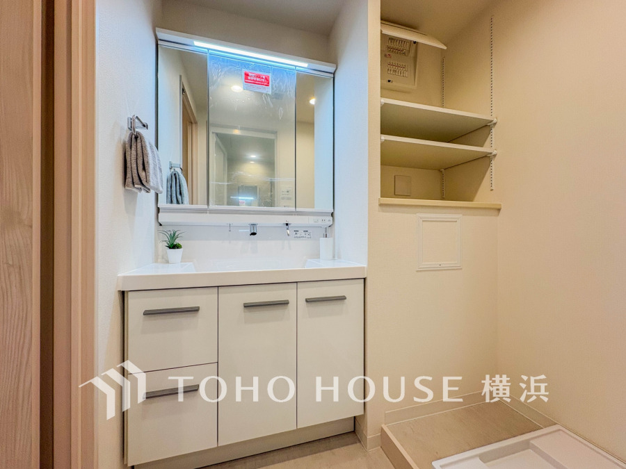 新規交換された洗面化粧台は美しく使いやすい機能が備えられています。