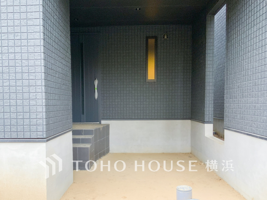 ビルトインカースペース1台分付き。敷地内に駐車スペースがあると、日々の暮らしのをスムーズに運ぶ事ができます。