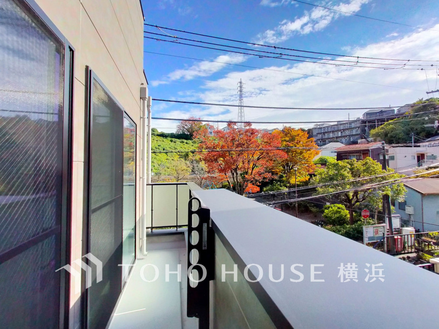 開放感と抜ける風の気持ちよさを感じ、緑ある眺望に癒される落ち着いた住環境
