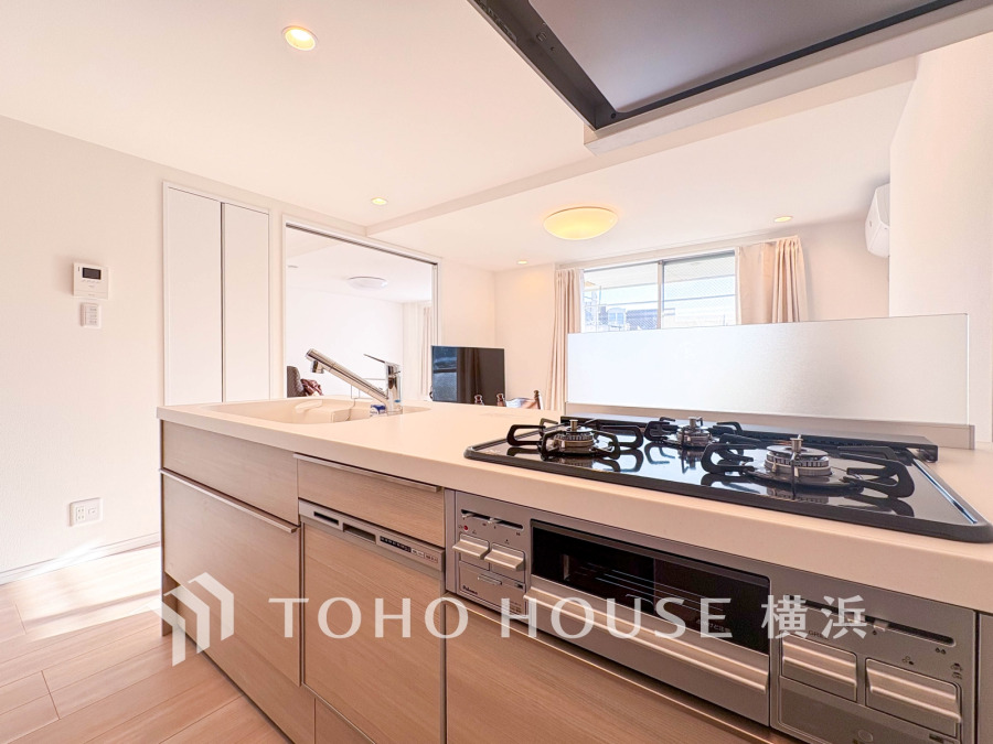 明るく開放的な対面キッチンは、家族と会話を楽しみながら調理できる快適な空間です。収納も充実しています。