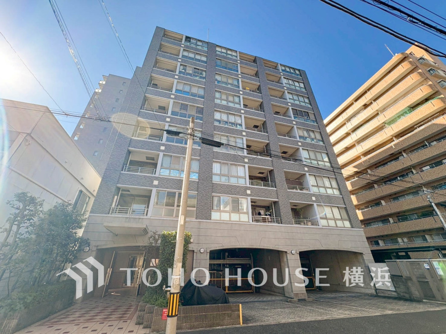 爽やかな青空の下に贅沢なほどに降り注ぐ陽光、豊かな居住性と、クオリティが見事に調和した住空間は、住まうことの喜びを感じさせてくれます。