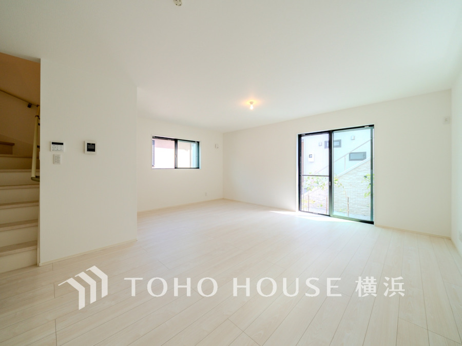 和やかで洗練された空間の演出。寛ぎとコミュニケーションを育む居心地のよい場所。やわらかな陽射しが降り注ぎ、室内に開放感と爽快感をもたらします。