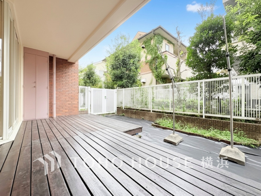 リビングとガーデニングスペースを繋ぐウッドデッキは、「優雅」と「余裕」がテーマ。天気の良い日は午後のティータイムを。休日は、広い空間を使いたくさんの洗濯を一度で綺麗に。