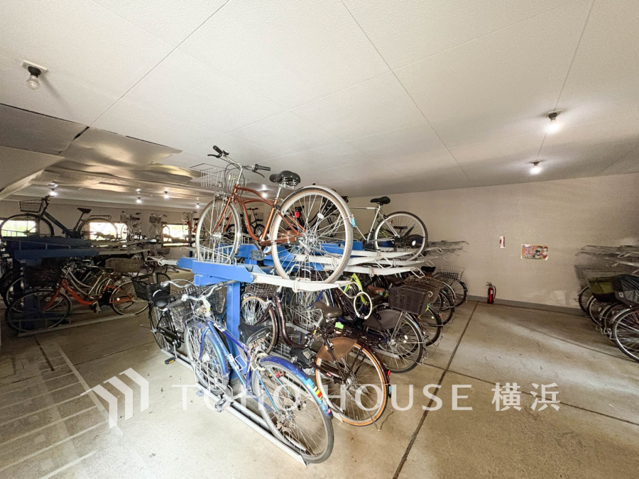 駐輪場は屋根下スペース。出し入れもスムーズにできるので、忙しいお出かけ時にもさっと出せるのが魅力的。空き状況は都度確認いたします。