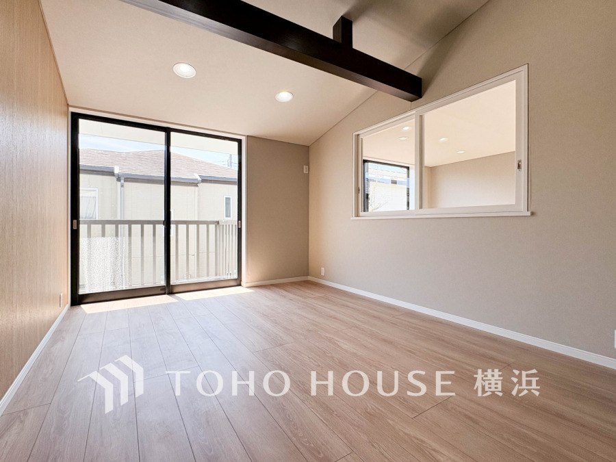 バルコニーに面した明るい洋室は広々8.3帖。。穏やかな陽射しが、ゆったりとした寛ぎの時間を包みます。
