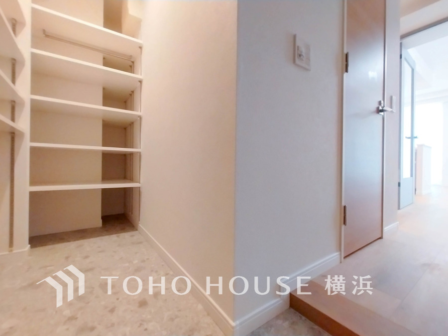 玄関には、ご家族みんなの靴をたっぷりと収納することができるシューズインクローゼットをご用意しました。さらに場所をとるベビーカーやゴルフ道具なども収納できるので、玄関まわりはいつもすっきり。