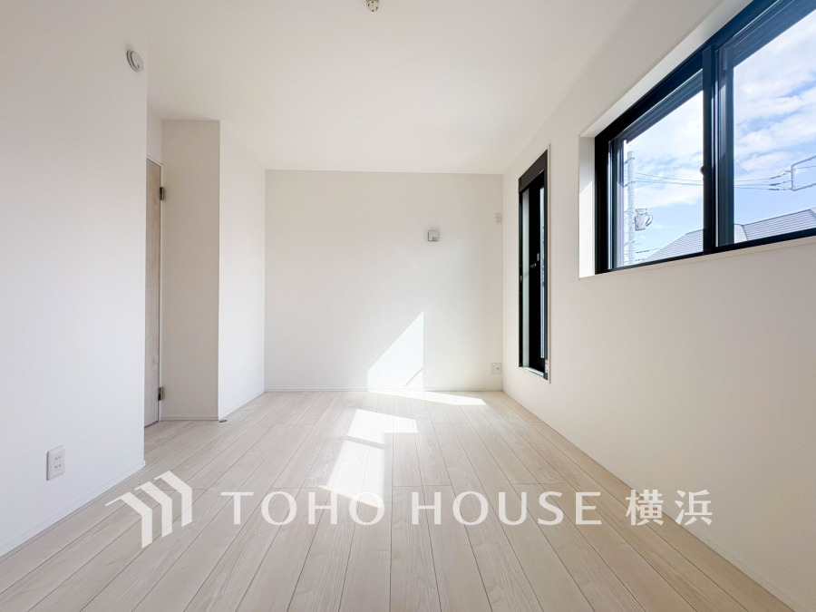 窓からたっぷりの陽光が差し込む明るい空間。シンプルで清潔感のある居室です。