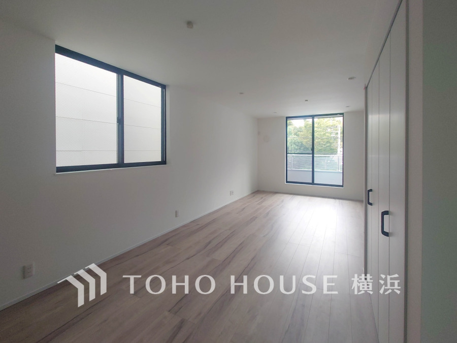 ここにはみんなが集い、食事と楽しい会話が始まる。話に夢中になりすぎて、ついつい時を忘れてしまう。そんな束の間の幸せを感じさせてくれる場所。