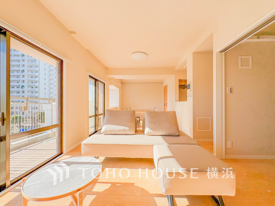 南向きの大きな窓から光が差し込む、明るく開放的なリビングダイニングスペースです。