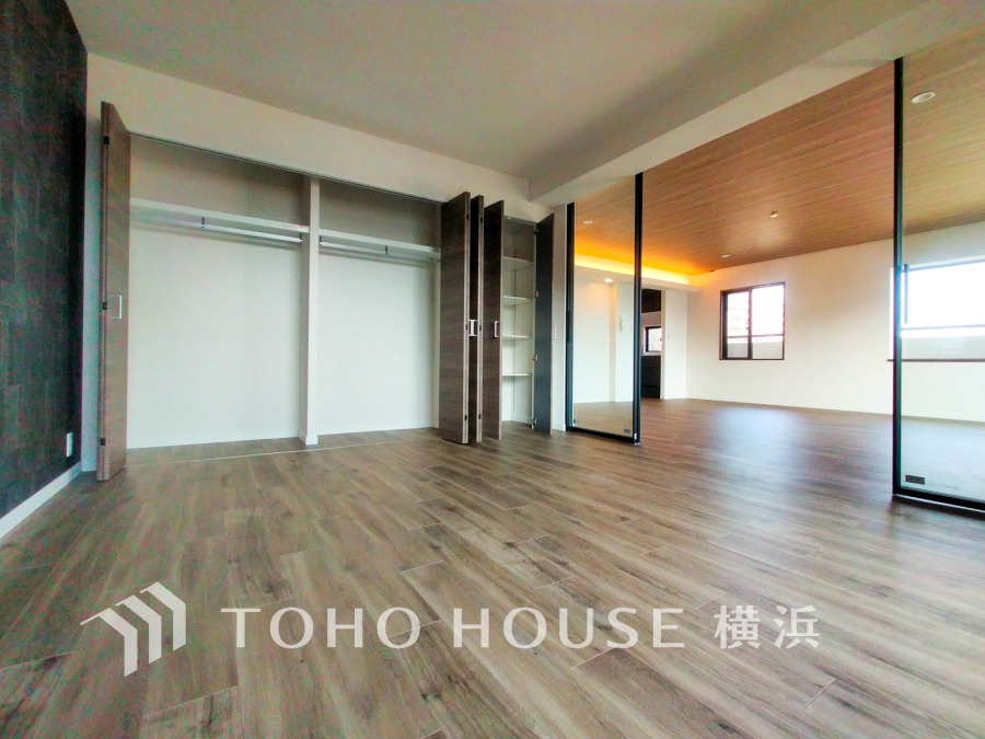 広々とした洋室は大容量のクローゼット付き。リビングと繋がる開放的な空間でゆったりとした暮らしを実現します。