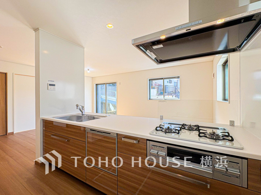 内装の主役でもあり、日常活躍する重要な水回りでもあるからこそ機能性・デザイン性に力を入れております。お手入れのしやすいシステムキッチンを採用しております。