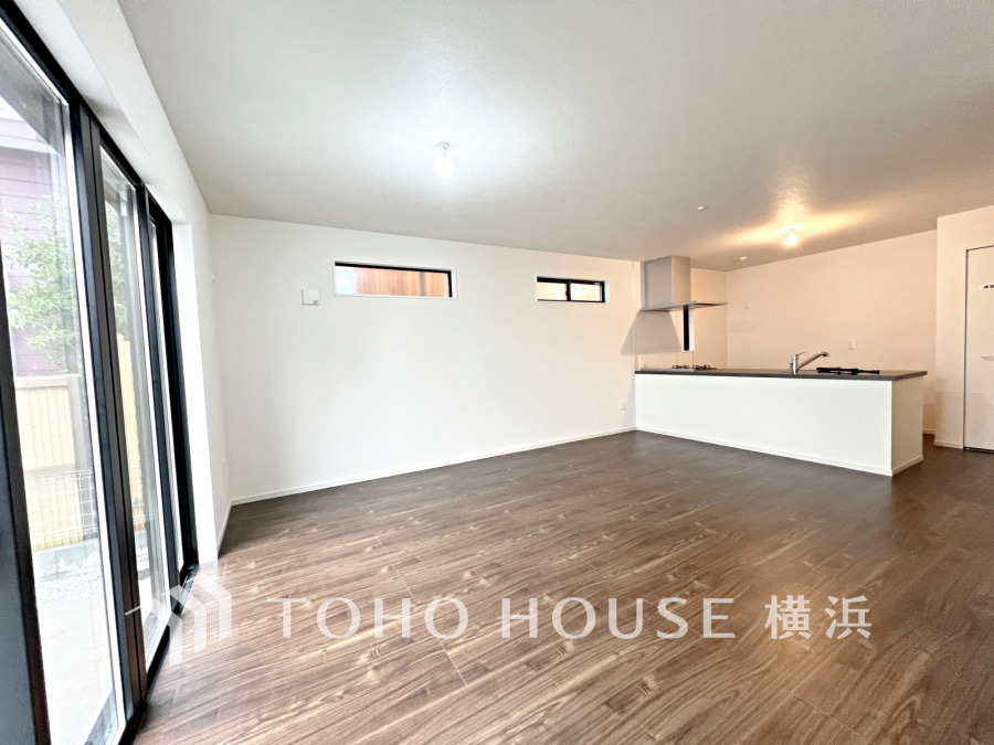 明るく開放的な空間が広がるLDK。室内には豊かな陽光が注ぎ込み、爽やかな住空間を演出。
