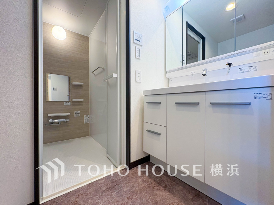 新規交換された洗面化粧台は美しく使いやすい機能が備えられています。