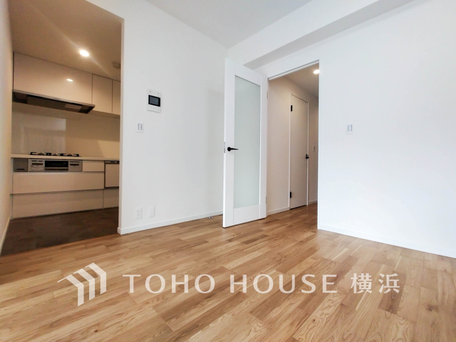 作業に集中しやすい独立型のキッチン。新規交換されたシステムキッチンの清潔感あふれる空間です。