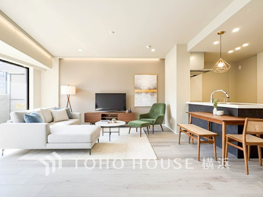 ここにはみんなが集い、食事と楽しい会話が始まる。話に夢中になりすぎて、ついつい時を忘れてしまう。そんな束の間の幸せを感じさせてくれる場所。（家具・装飾品はAI加工です）