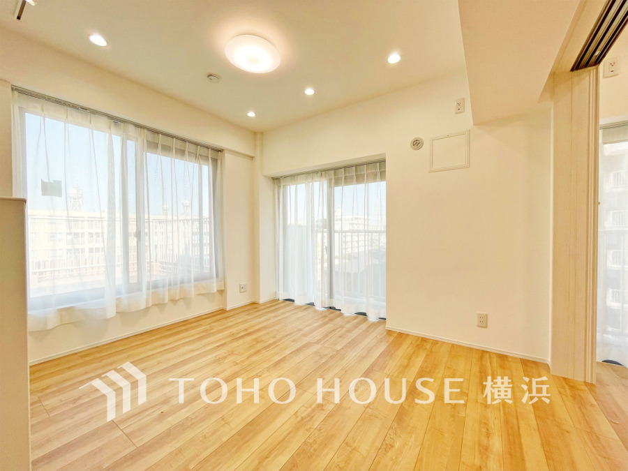 やわらかな陽射しがふりそそぎ、室内に開放感と爽快感をもたらします。