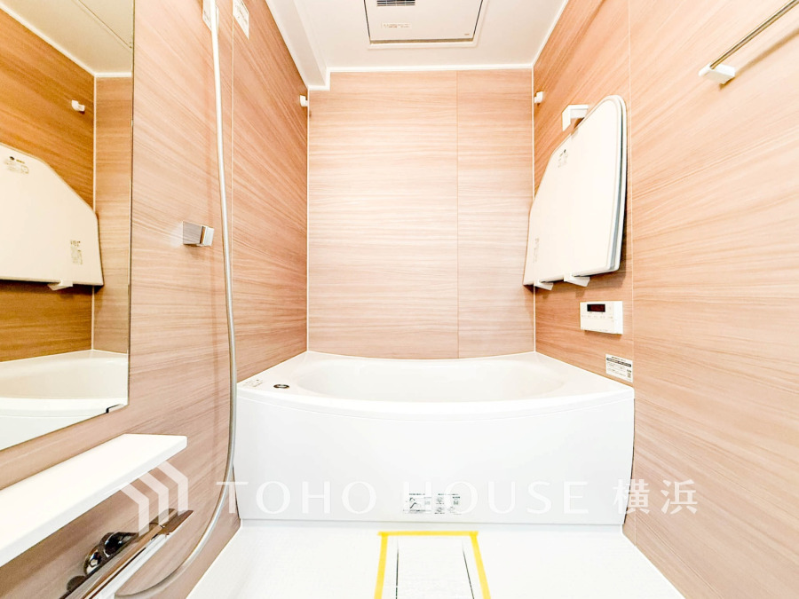 上質が感じられるカラーリングで、清潔な空間美を実現。一日の疲れが癒される優雅なバスタイムを堪能できるゆとりあるバスルームです。