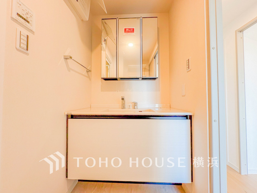 新規交換された洗面化粧台は美しく使いやすい機能が備えられています。