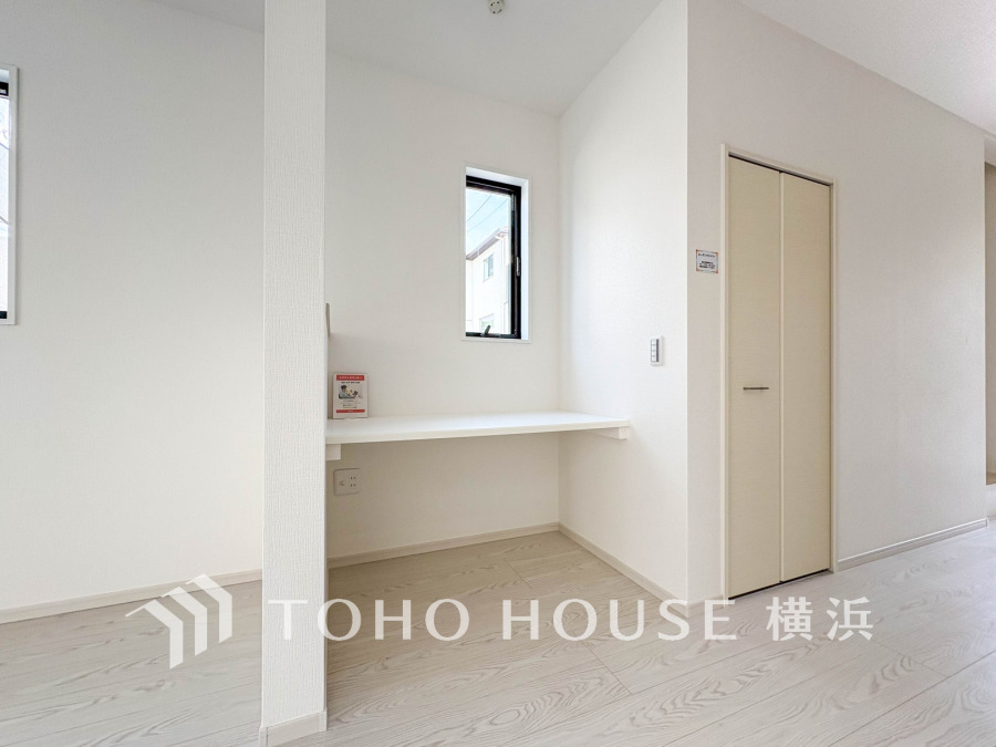 リビングの一角に設けられたスタディカウンター。小さなお子様の学習スペースとしても活躍しそうな空間です。