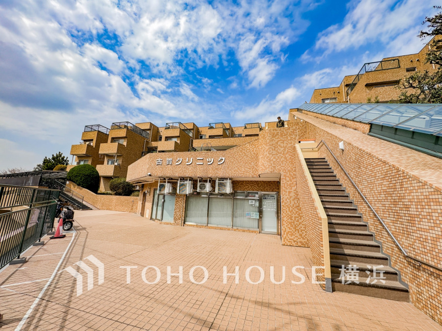 閑静な住宅街に佇む、総戸数129戸のビッグコミュニティ。美しいタイル張りの低層マンションです。