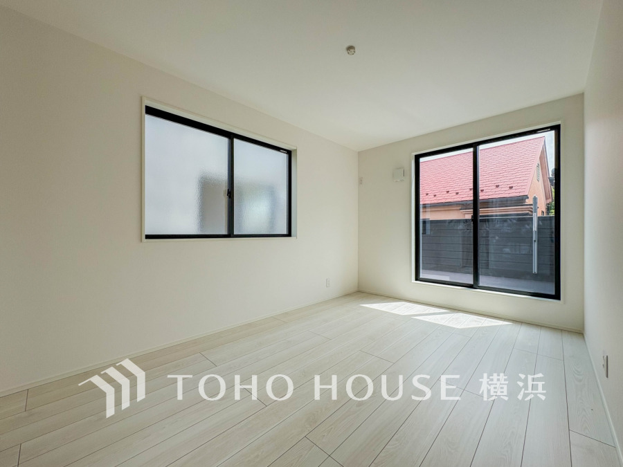 採光もアクセントの一つとして。プライベートルームにはやさしい光が射し込んでいて、この明るい好みの空間で読書をしたり、音楽を聞いたりと一人の時間も充実したものにできます。