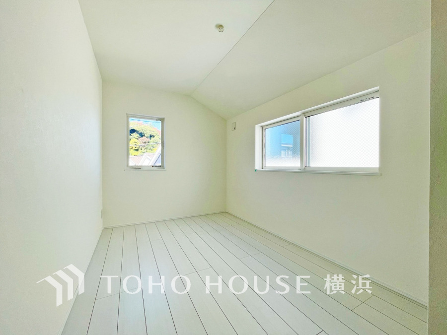 過ぎ行く時間をゆったりと感じることができる落ちついたプライベートルーム。リビングで楽しく過ごした後はゆっくり寛ぎの時間を満喫できます。静かな環境でリラックスタイムを愉しんで。