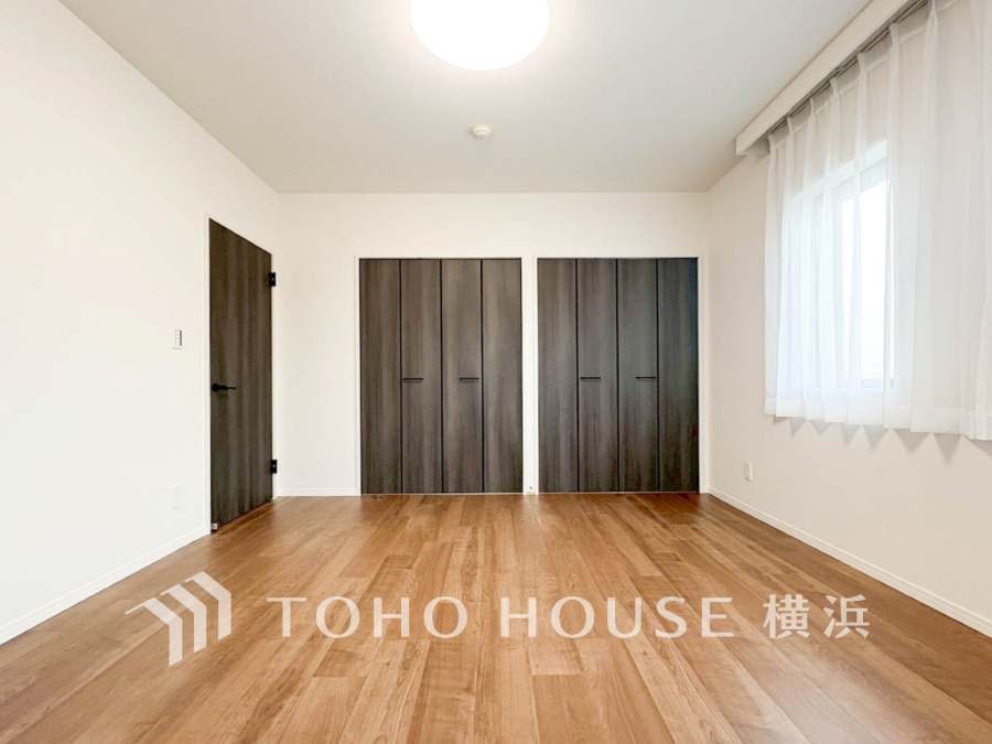 窓からは快適な光を取り入れ、通気性能を上げる事で居心地の良い空間を演出します。多くの時間を過ごす住まいだからこそ、いつも快適な場所であるように心掛けています。