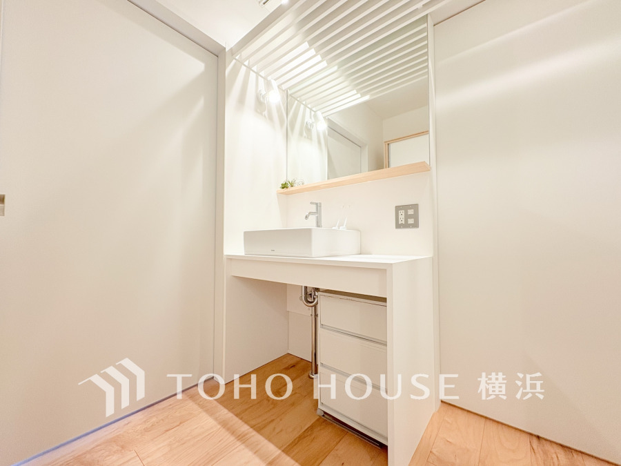 洗面スペースは収納付きで機能的かつすっきりとしたデザインが魅力です。