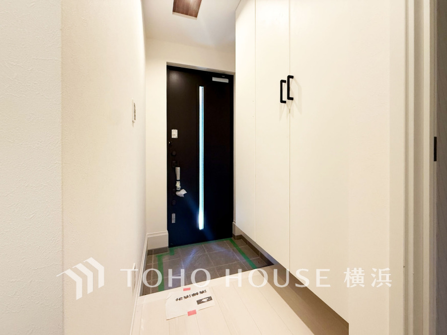 シンプルで明るい玄関は、大容量のシューズ収納を備え、すっきりとした印象を演出します。