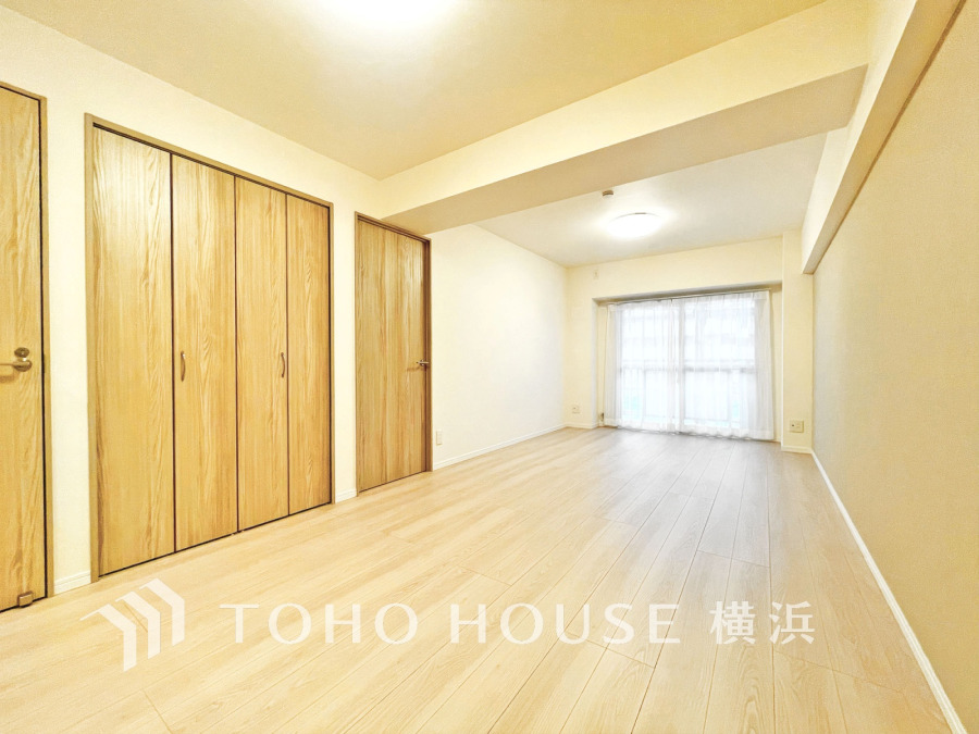 和やかで洗練された空間演出。寛ぎとコミュニケーションを育む場所。柔らかな陽射しが広がり、室内に開放感と爽快感をもたらします。