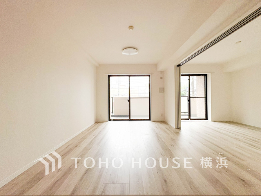 明るい光が差し込む広々としたリビング。隣接する部屋とつなげて使える開放的な空間設計です。