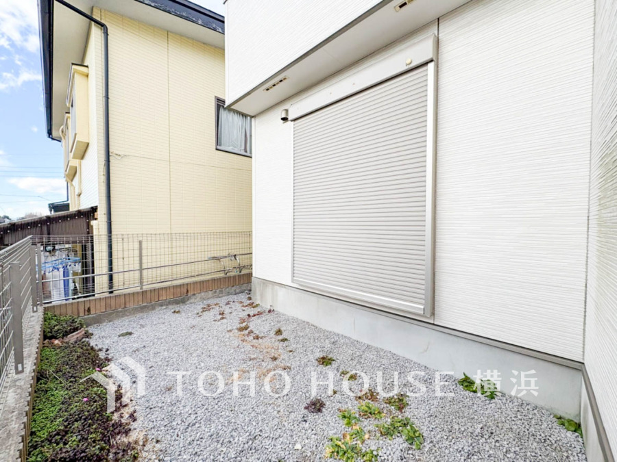 毎日の暮らしの中に癒しを与えてくれるお庭スペース。小さなお子様の遊び場にもちょうど良い空間です。ガーデニングで色とりどりの草花を綺麗に飾ればより一層華やかな空間になります。