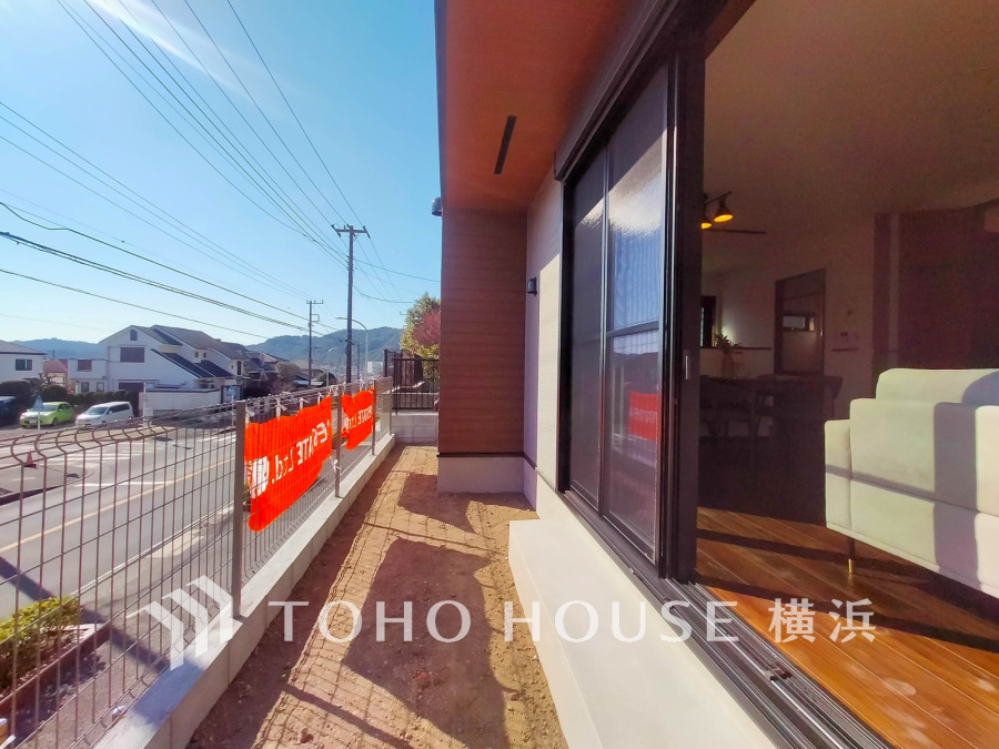 南東道路に面し陽当たりがよく開放感のある陽だまりのお庭付きです。