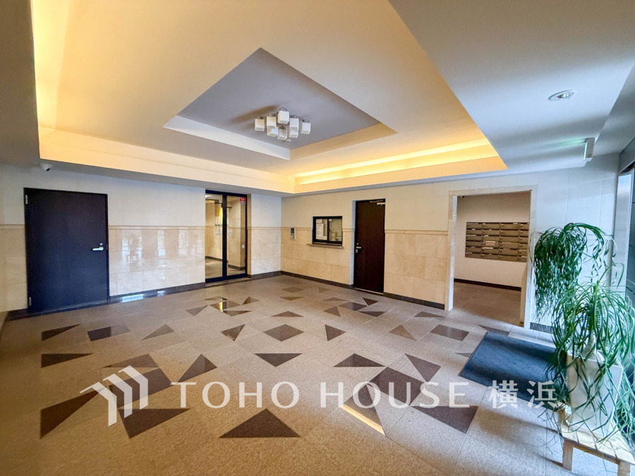 エントランスは毎日の行き帰りで使う大事な空間です。明るい基調で華やかなデザインなので、毎日も気持ちよく、またご友人なども素敵に迎え入れられます。