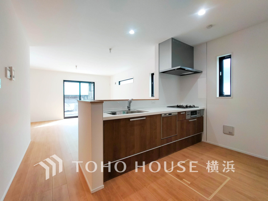 開放的な対面キッチンは、リビングで寛ぐご家族と会話をしながらお料理が出来ます。