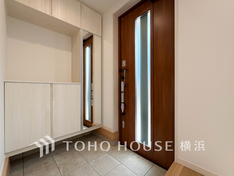 上質感漂う玄関。居住者の帰り、訪れる方を優しく迎える・安らぎに満ちた生活空間を予感させる。健やかな暮らしを楽しめそう。