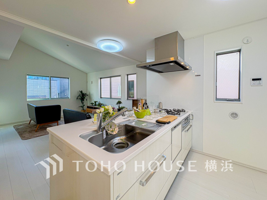 開放感あふれる対面キッチンは、家族との会話も楽しめる明るく広々としたリビングダイニングに繋がります。